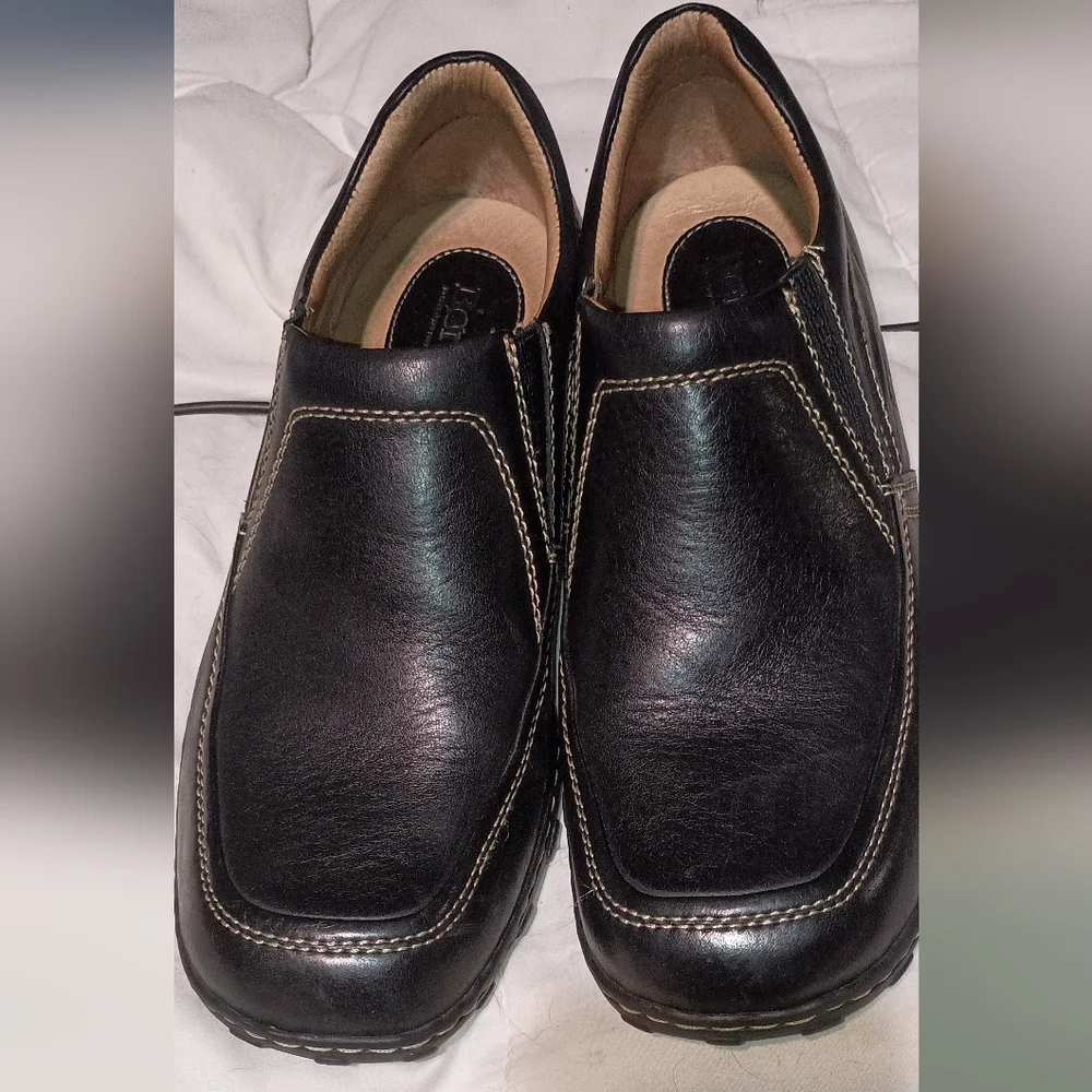 New Born Black Mens 9M Slipons M3256  Leather Apron Stitched Loafers